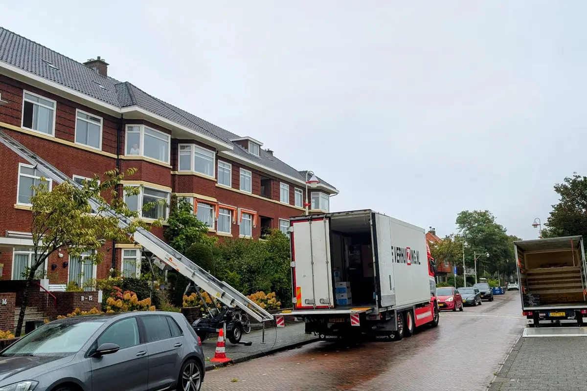 Verhuislift in actie op Haags herenhuis — particuliere verhuizing