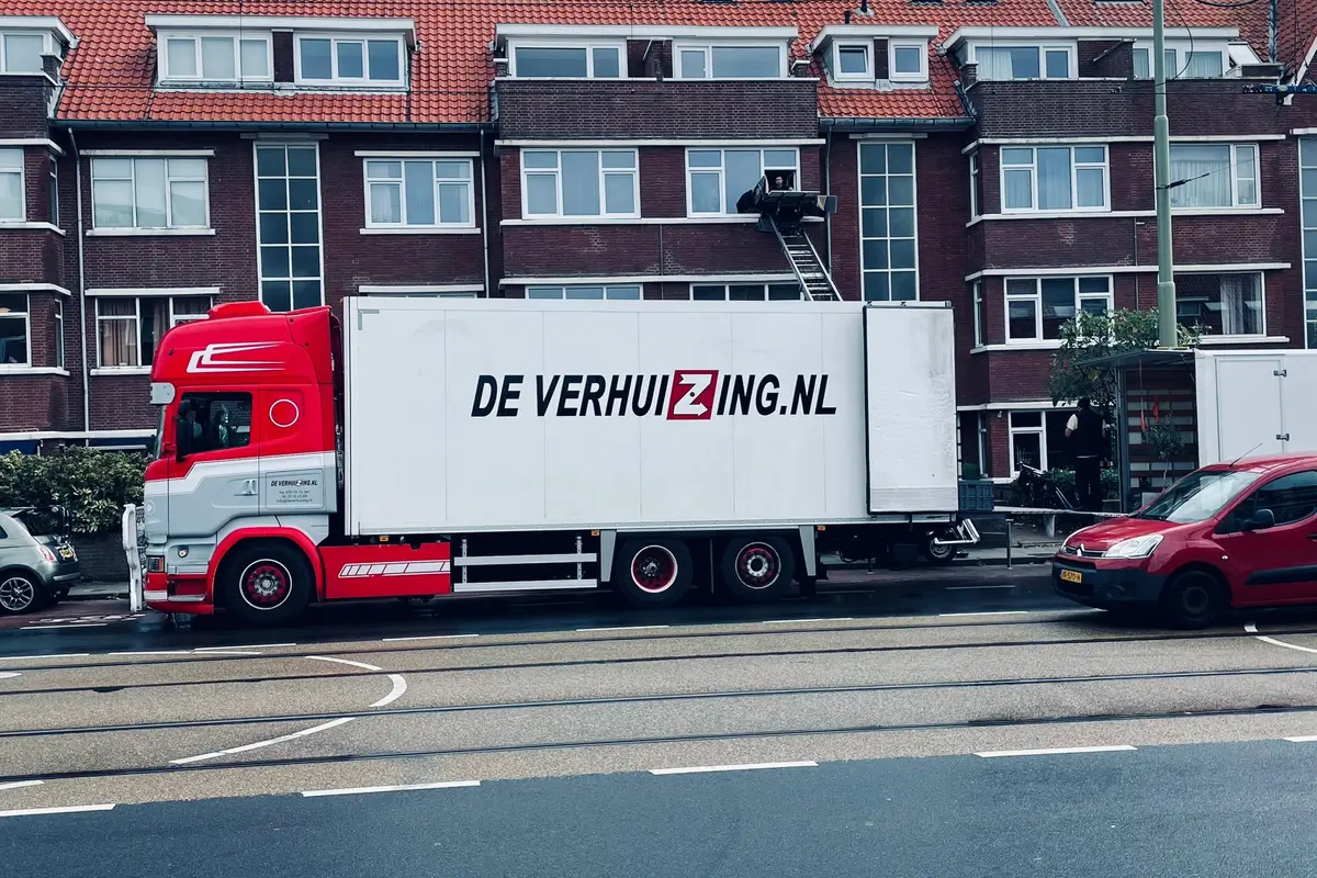Scania-oplegger voor herenhuis-rij bij particuliere verhuizing