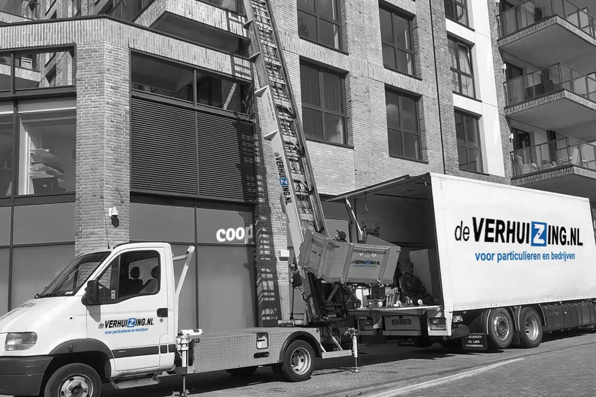 Scania 520 V8 met professionele verhuislift