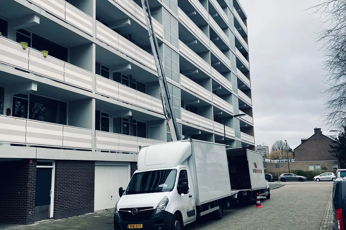 Zakelijke verhuizing met verhuislift bij appartementencomplex